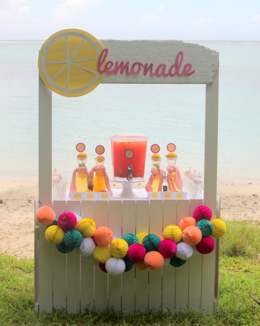 Looking for a refreshing drink station for a beach-y party (or wedding)? This lemonade bar is perfection!